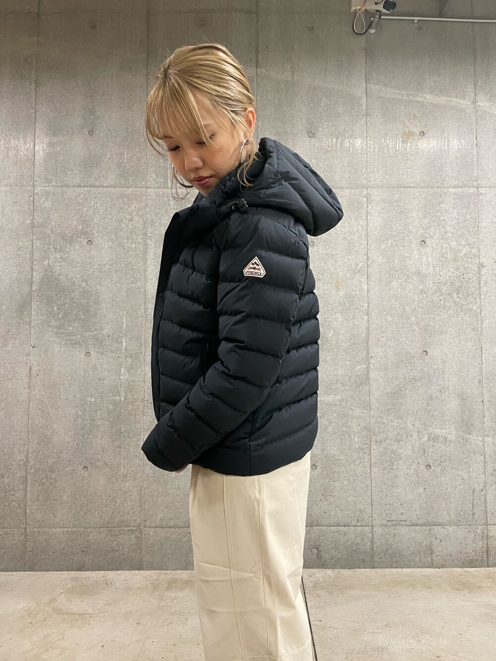 ブラック系のダウンジャケット/コート、ホワイト系のその他パンツを着用したレディースの秋コーディネートの4枚目の写真