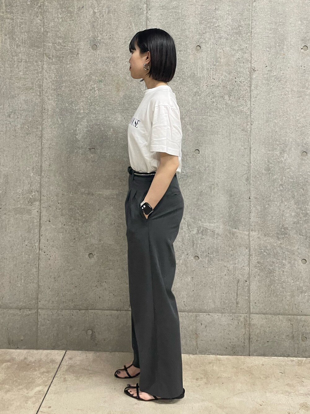 ホワイト系のTシャツ/カットソーを着用したレディースの夏コーディネートの2枚目の写真