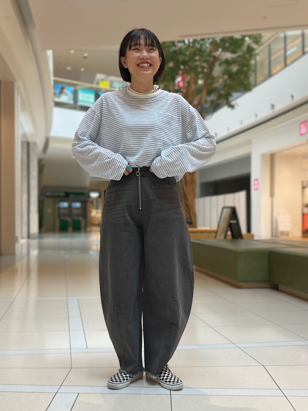 ブルー系のTシャツ/カットソー、ブラック系のデニムパンツを着用したレディースの春コーディネートの4枚目の写真
