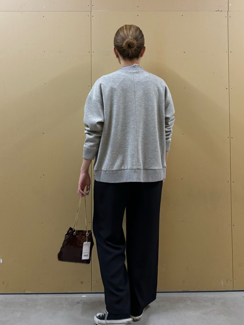 シルバー系のショルダーバッグ、ブラック系のその他パンツ、グレー系のブルゾンを着用したレディースの春コーディネートの4枚目の写真