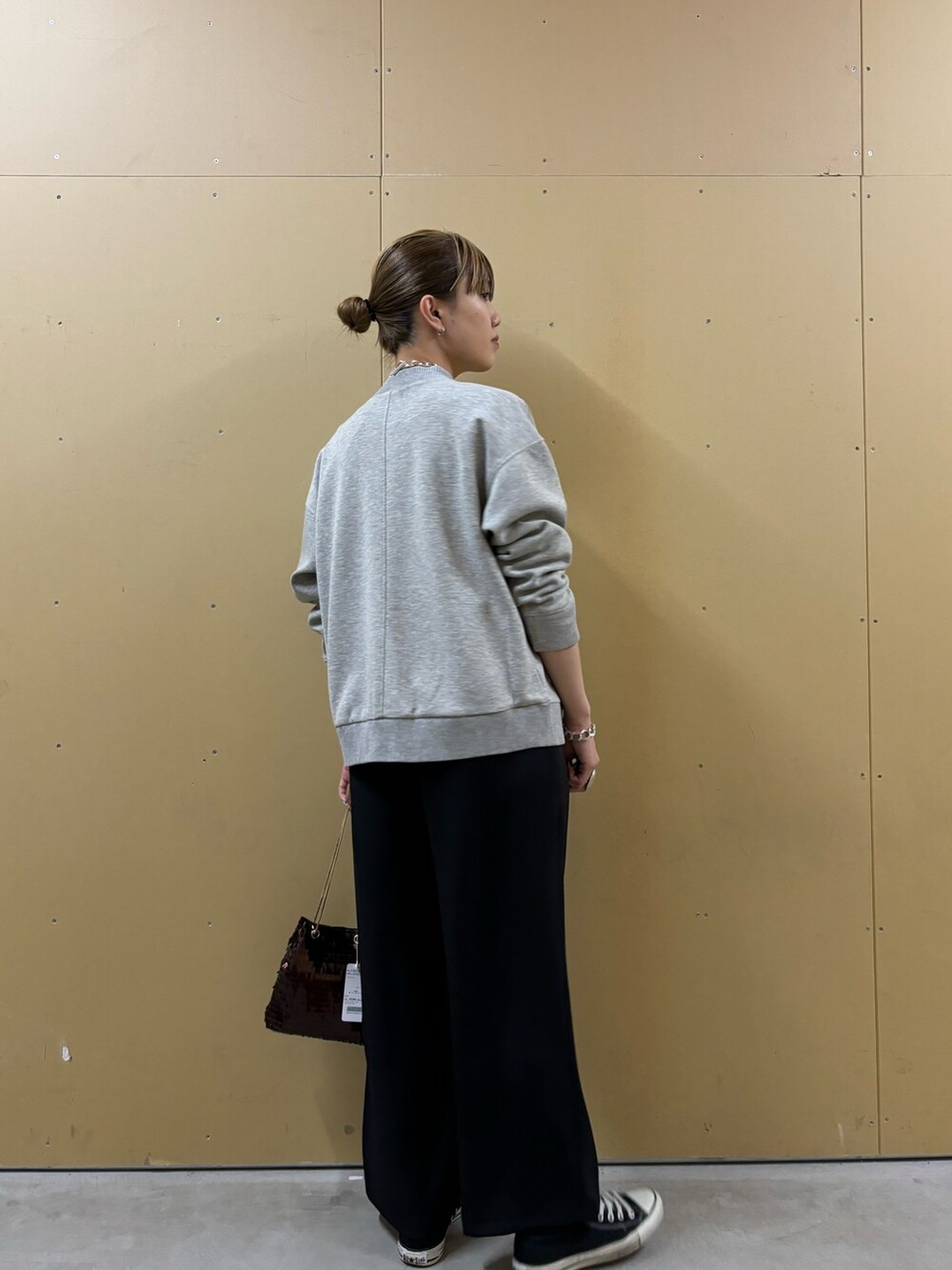 シルバー系のショルダーバッグ、ブラック系のその他パンツ、グレー系のブルゾンを着用したレディースの春コーディネートの3枚目の写真