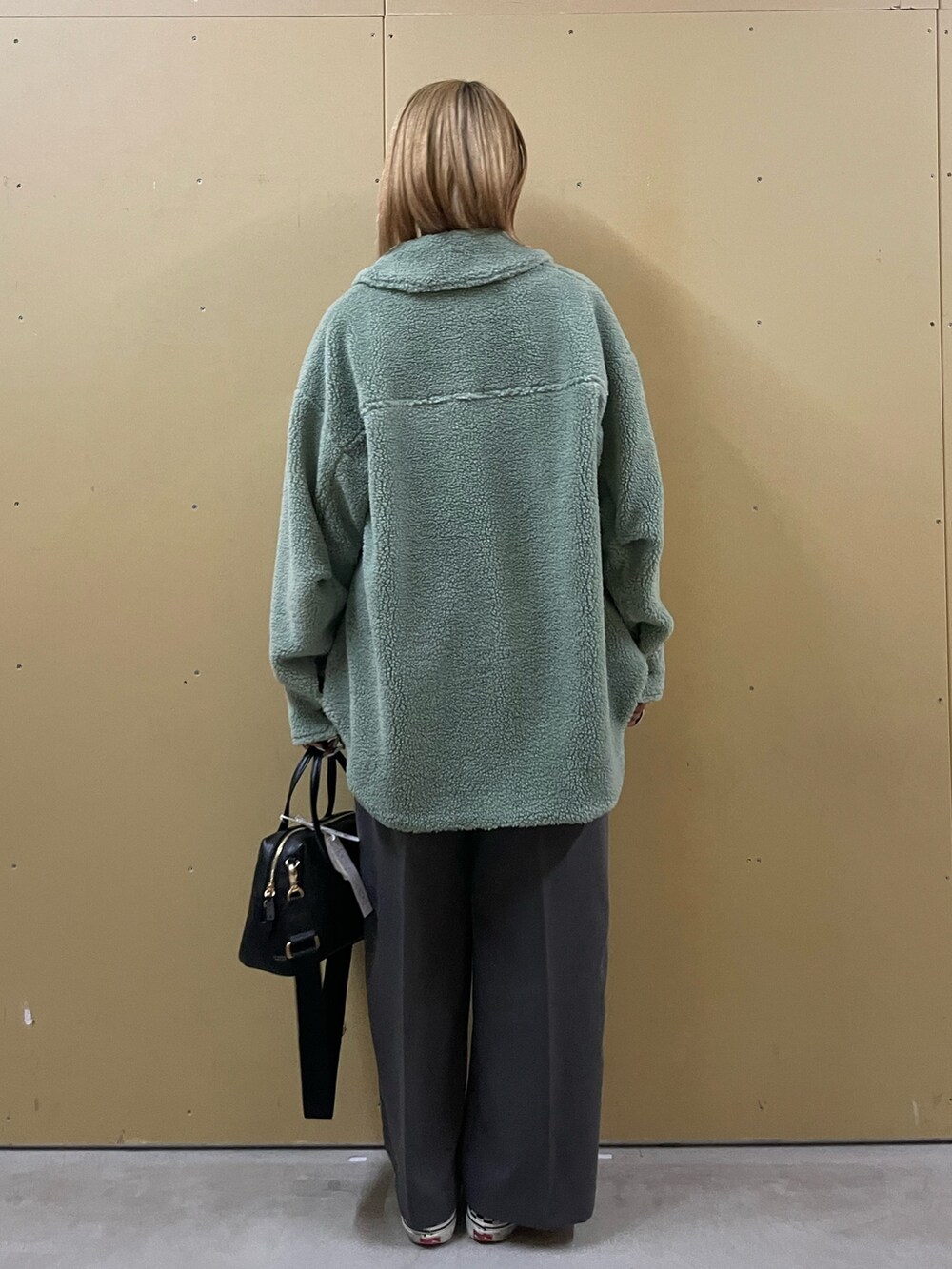 グレー系のその他パンツ、グリーン系のシャツ/ブラウス、ホワイト系のTシャツ/カットソーを着用したレディースの秋コーディネートの3枚目の写真