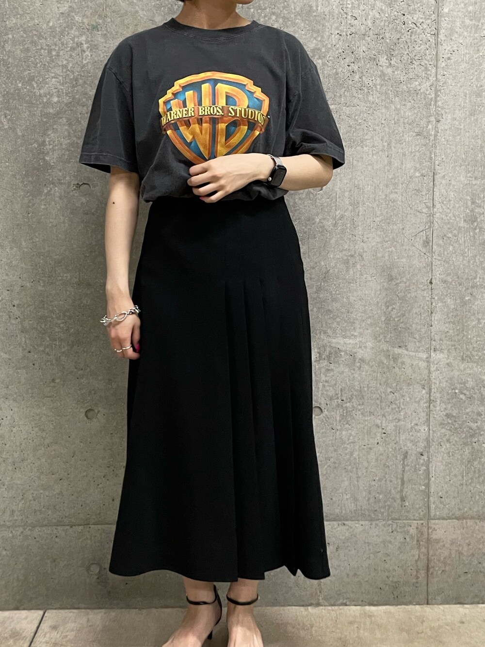 ブラック系のスカート、ブラック系のTシャツ/カットソーを着用したレディースの夏コーディネートの3枚目の写真