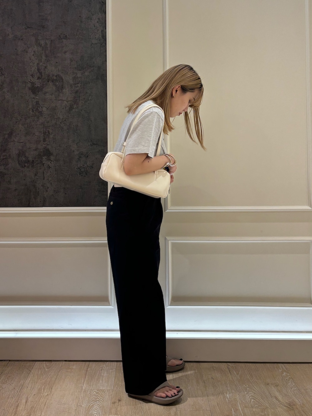 ブラック系のチノパンツ、ブラック系のサンダルを着用したレディースの夏コーディネートの4枚目の写真