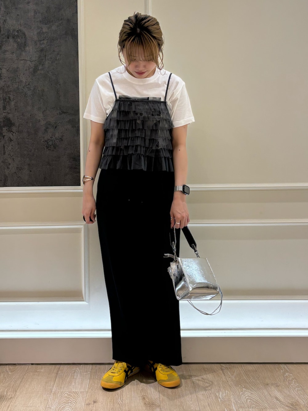 ブラック系のその他パンツ、ホワイト系のTシャツ/カットソー、グレー系のキャミソールを着用したレディースの夏コーディネートの2枚目の写真