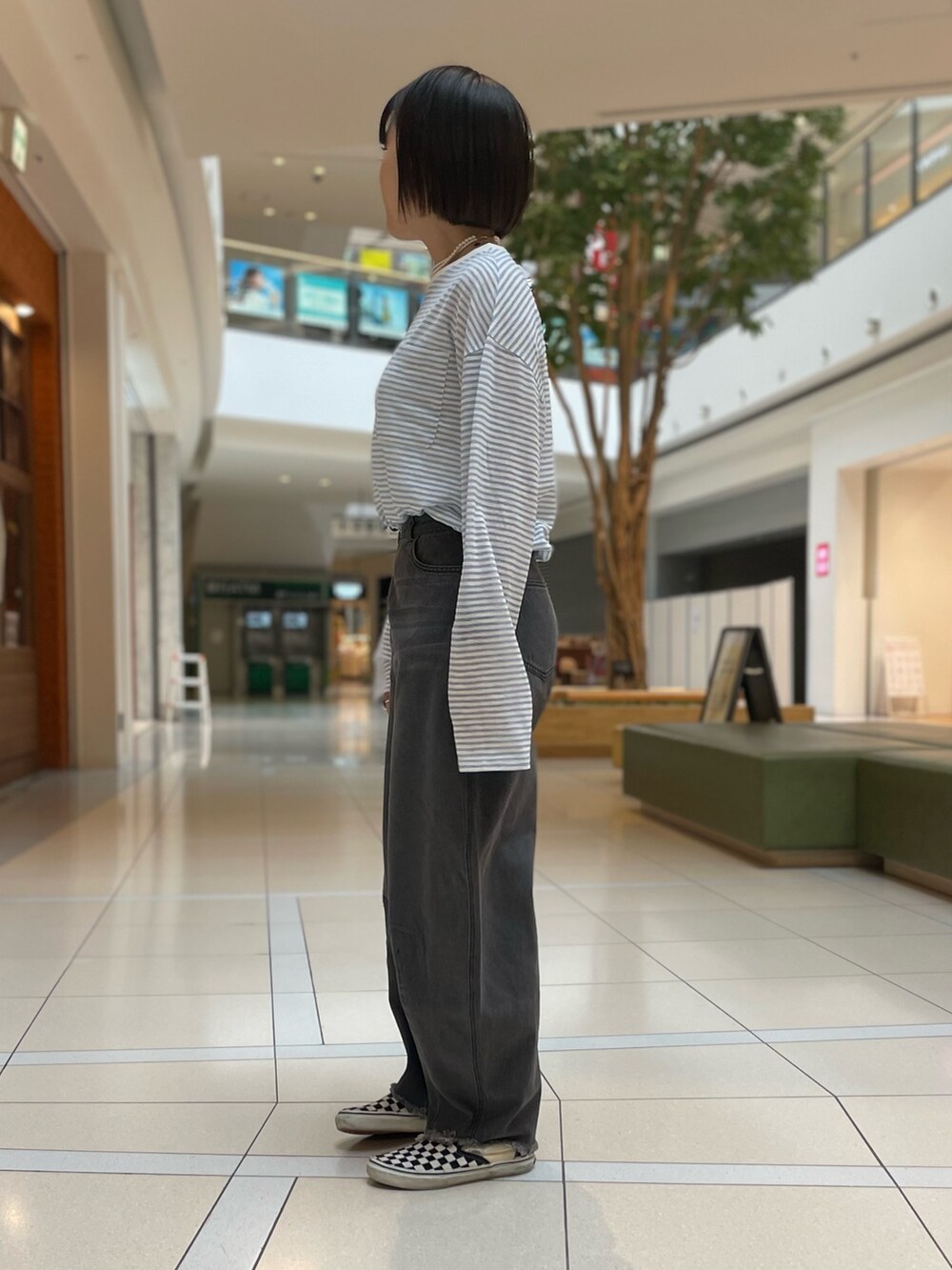ブルー系のTシャツ/カットソー、ブラック系のデニムパンツを着用したレディースの春コーディネートの2枚目の写真