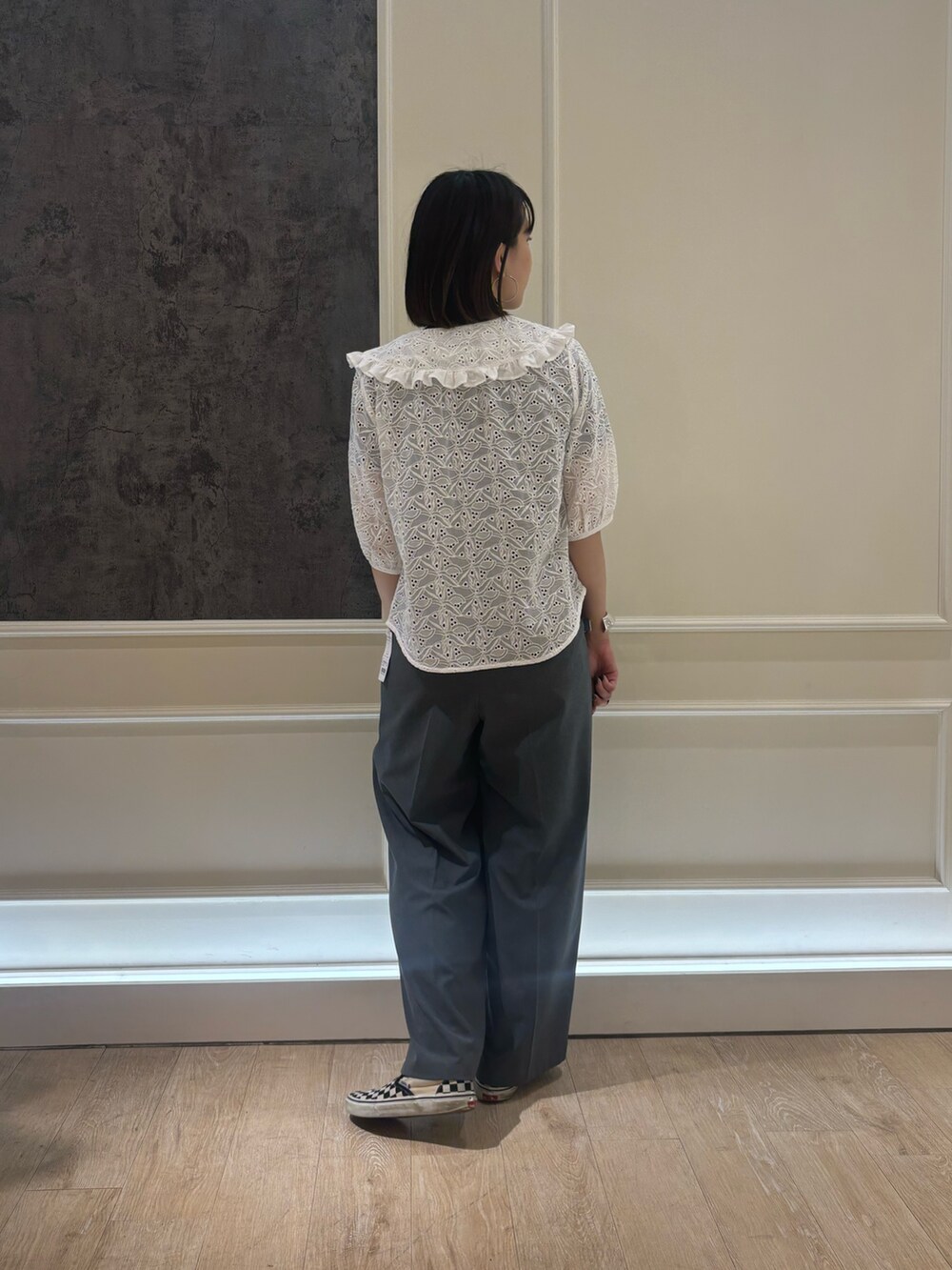 グレー系のスラックス、ブルー系のTシャツ/カットソー、ホワイト系のシャツ/ブラウスを着用したレディースの夏コーディネートの2枚目の写真