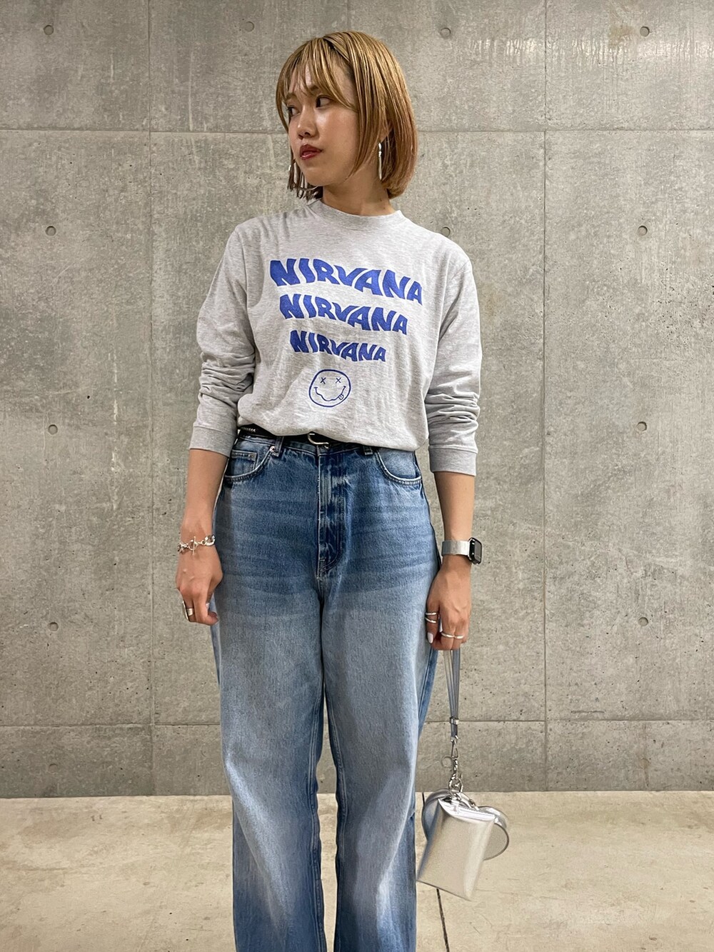 「ロゴT、秋のコーデ、お出かけコーデ、ロンT、GOOD ROCK SPEED、デニム、メタルバッグ、フレディアンドグロスター、FREDY&GLOSTER、シンプルコーデ、休日スタイル、カジュアルコーデ、秋コーデ、パンツスタイル、秋服」｜「fredy emueのハートレターポーチショルダーバッグ（ショルダーバッグ、ゴールド系）」を使った、yoshimiさん（レディース・163cm）の秋コーディネートの4枚目の写真