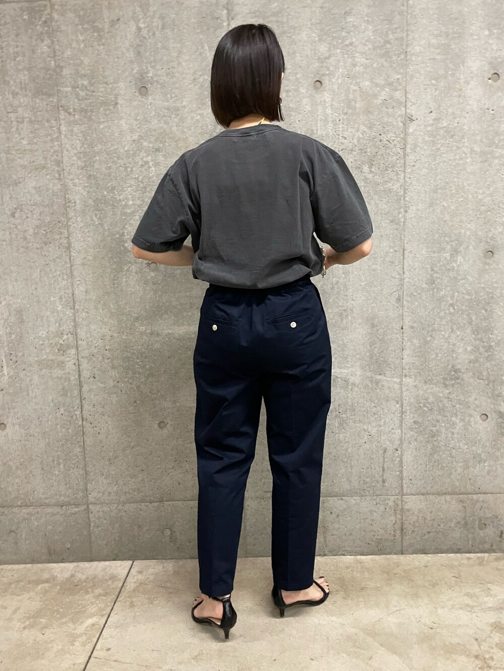 ブラック系のTシャツ/カットソー、ブルー系のその他パンツを着用したレディースの春コーディネートの3枚目の写真