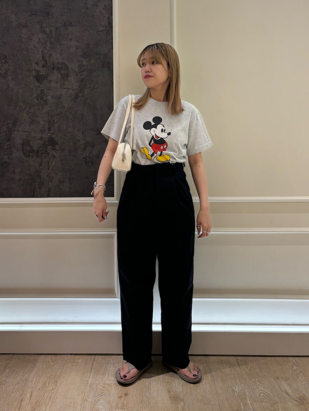 ブラック系のチノパンツ、ブラック系のサンダルを着用したレディースの夏コーディネートの2枚目の写真