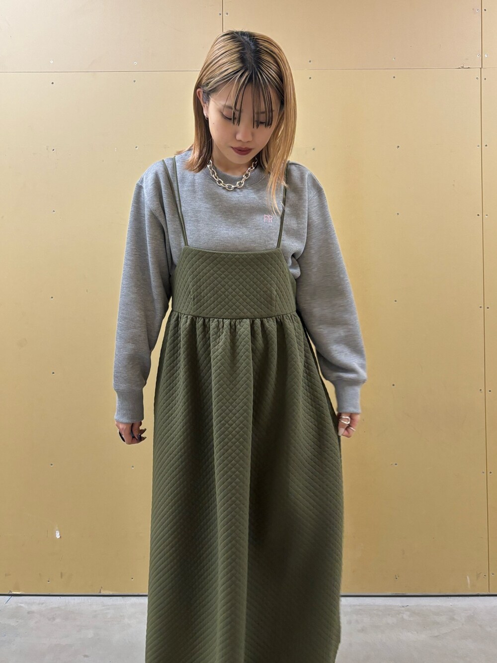 グリーン系のワンピース、グレー系のスウェットを着用したレディースの冬コーディネートの5枚目の写真