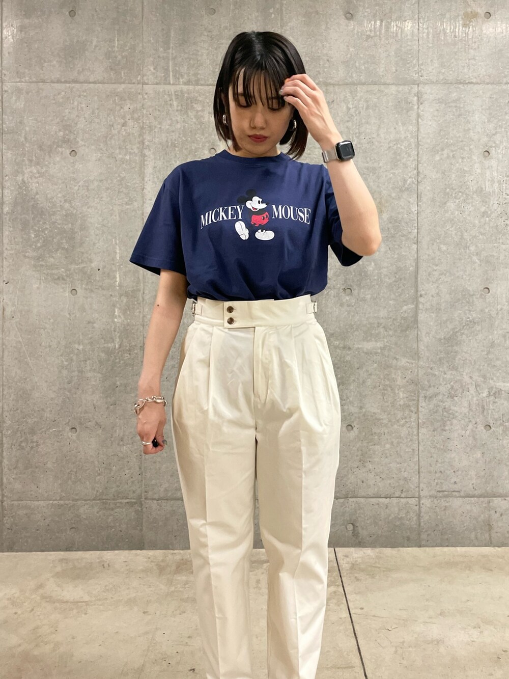 ブルー系のTシャツ/カットソー、ブルー系のその他パンツを着用したレディースの夏コーディネートの3枚目の写真
