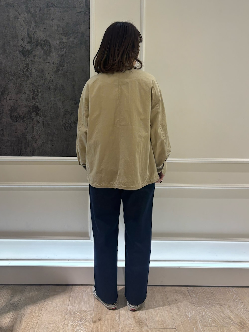 ブルー系のデニムパンツ、ベージュ系のブルゾン、ホワイト系のシャツ/ブラウスを着用したレディースの春コーディネートの2枚目の写真