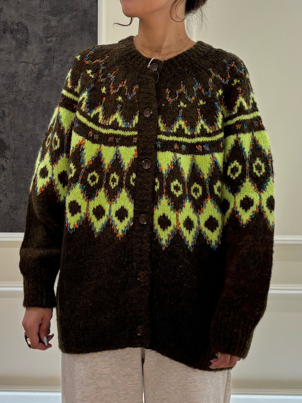 ブラウン系のカーディガン/ボレロ、グレー系のスウェットパンツを着用したレディースの秋コーディネートの4枚目の写真