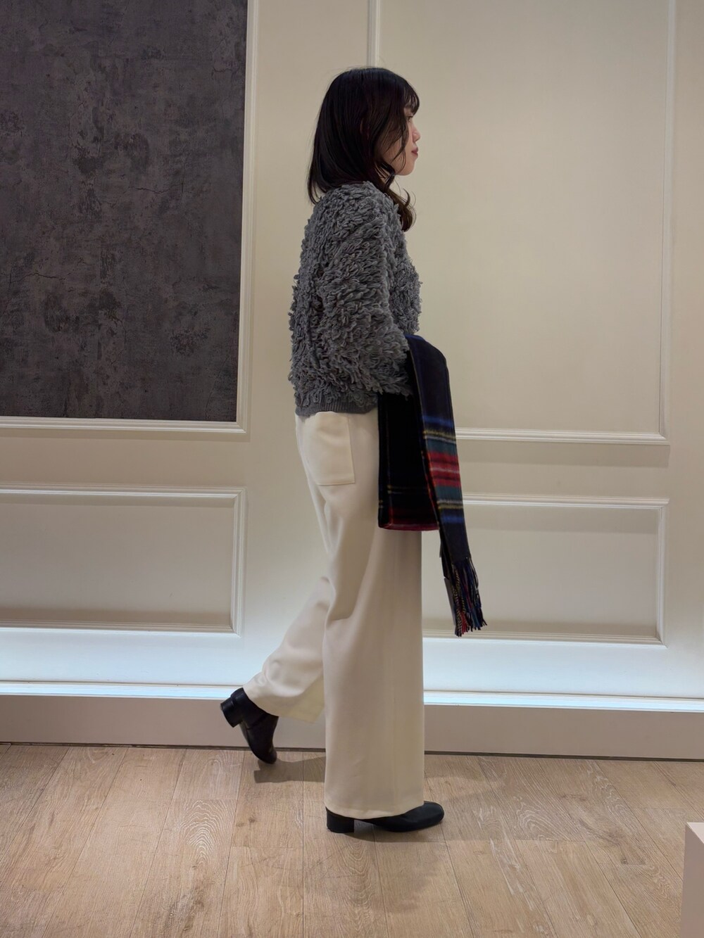 ホワイト系のカーディガン/ボレロ、ホワイト系のその他パンツ、ブラック系のストール/ショールを着用したレディースの冬コーディネートの3枚目の写真