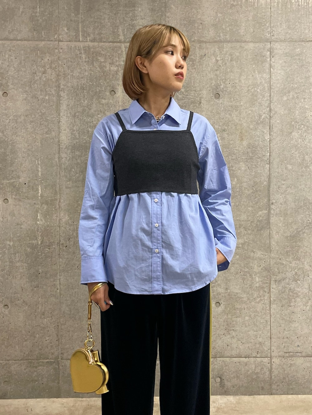 「シャツスタイル、シャツ、ビスチェ、メタルバッグ、おでかけコーデ、秋服準備はじめました、秋服、ラインパンツ、大人カジュアル、パンツコーデ、着回しコーデ、フレディアンドグロスター、FREDY&GLOSTER、ボブ、金髪」｜「fredy emueの刺繍入りBasicシャツ（シャツ/ブラウス、ブルー系）」を使った、yoshimiさん（レディース・163cm）の夏コーディネートの4枚目の写真