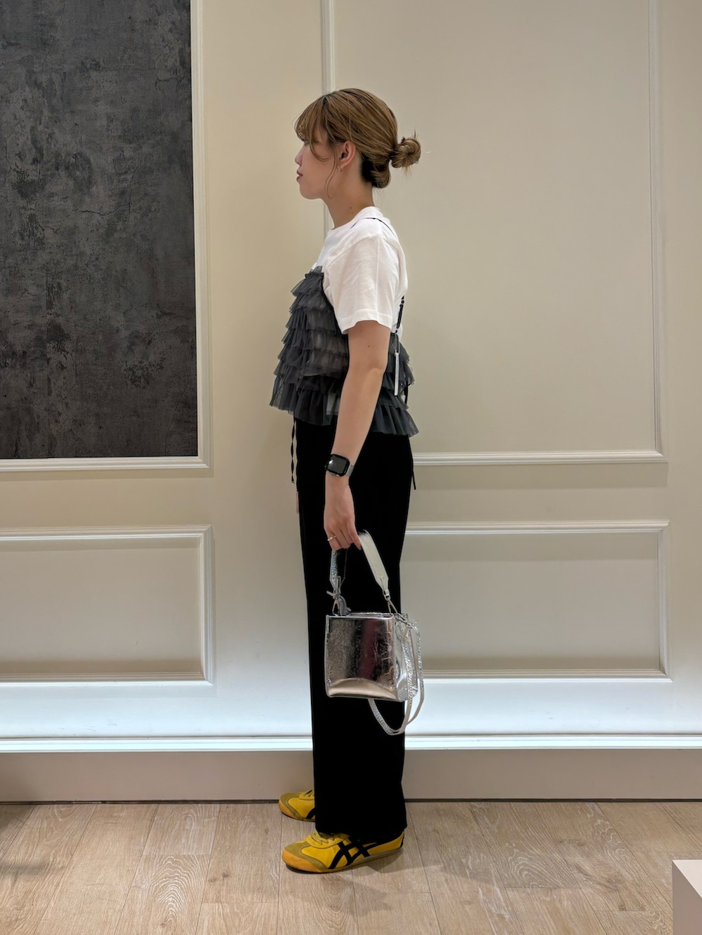 ブラック系のその他パンツ、ホワイト系のTシャツ/カットソー、グレー系のキャミソールを着用したレディースの夏コーディネートの3枚目の写真