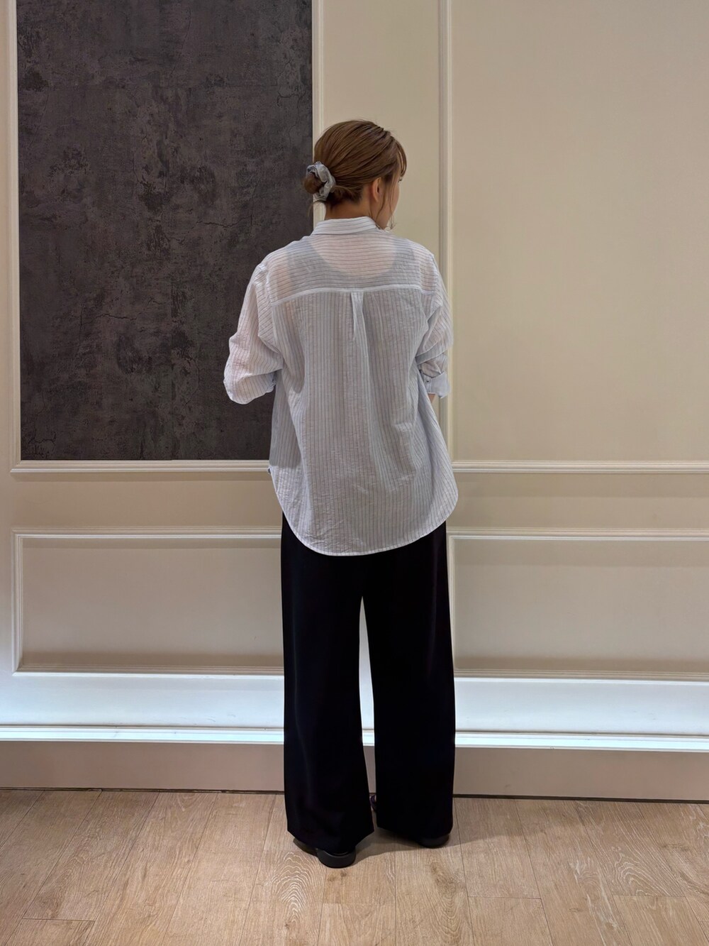 ブラック系のその他パンツ、ブルー系のシャツ/ブラウス、ブラック系のサンダルを着用したレディースの夏コーディネートの2枚目の写真