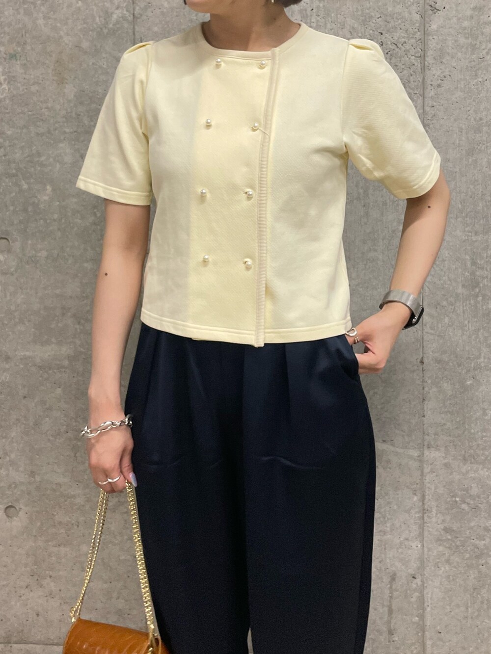 ホワイト系のカーディガン/ボレロ、ブラウン系のショルダーバッグを着用したレディースの春コーディネートの3枚目の写真