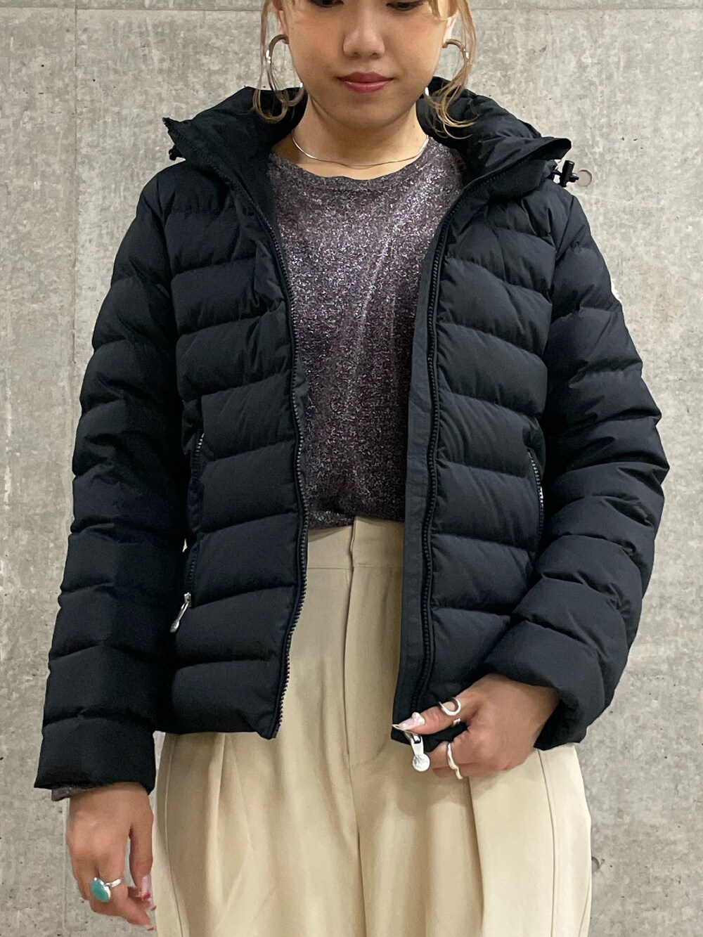 ブラック系のダウンジャケット/コート、ホワイト系のその他パンツを着用したレディースの秋コーディネートの5枚目の写真