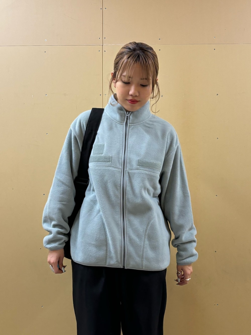 ブラック系のショルダーバッグ、ブルー系のブルゾンを着用したレディースの秋コーディネートの4枚目の写真