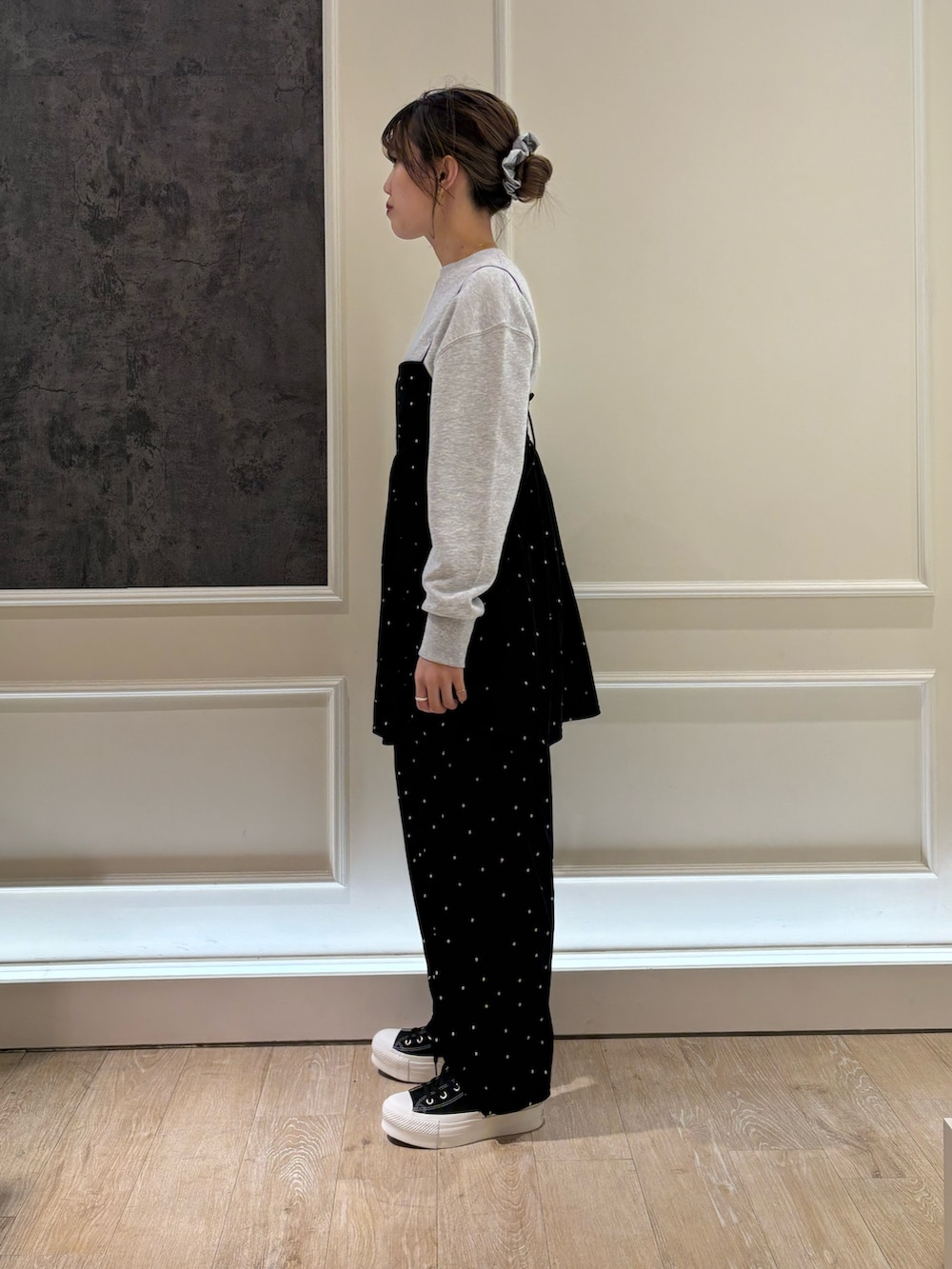 グレー系のスウェット、ブラック系のキャミソール、ブラック系のその他パンツを着用したレディースの秋コーディネートの2枚目の写真