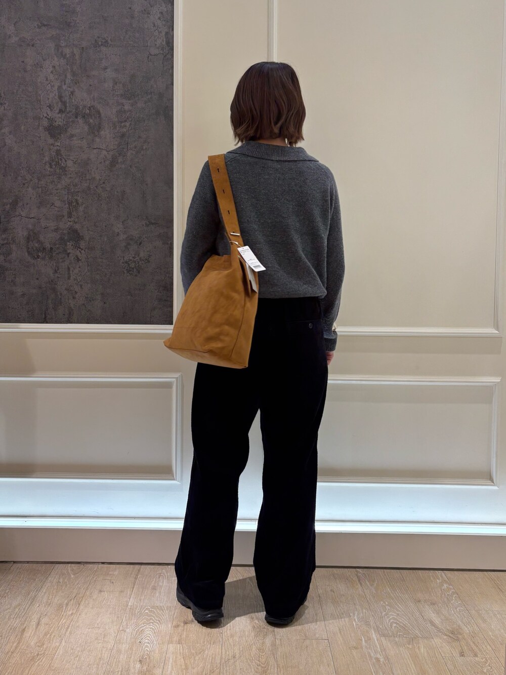 イエロー系のショルダーバッグ、グレー系のニット/セーター、ブラック系のその他パンツを着用したレディースの秋コーディネートの2枚目の写真