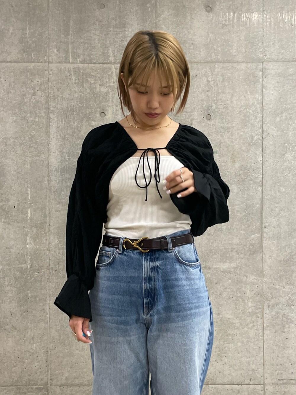 オレンジ系のシャツ/ブラウス、ベージュ系のサンダルを着用したレディースの夏コーディネートの3枚目の写真