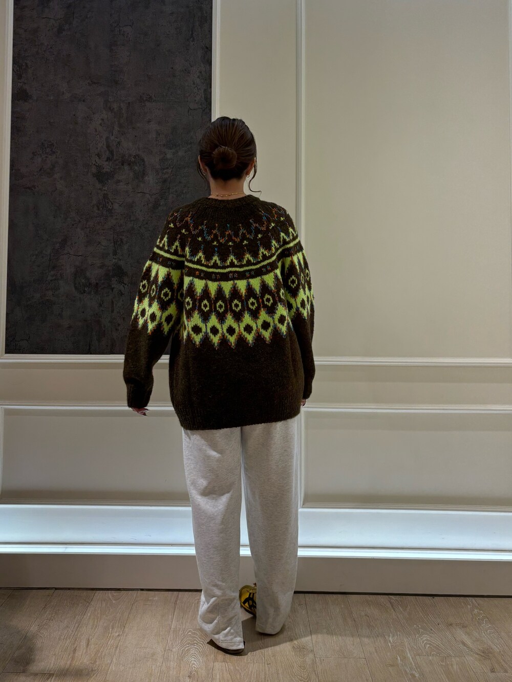 ブラウン系のカーディガン/ボレロ、グレー系のスウェットパンツを着用したレディースの秋コーディネートの3枚目の写真