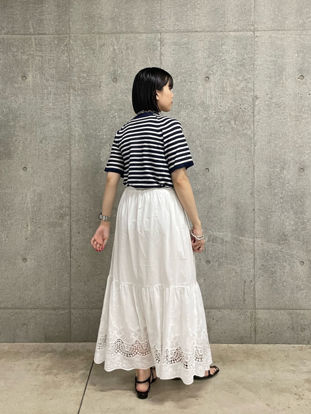 ホワイト系のスカート、ブルー系のTシャツ/カットソーを着用したレディースの夏コーディネートの3枚目の写真