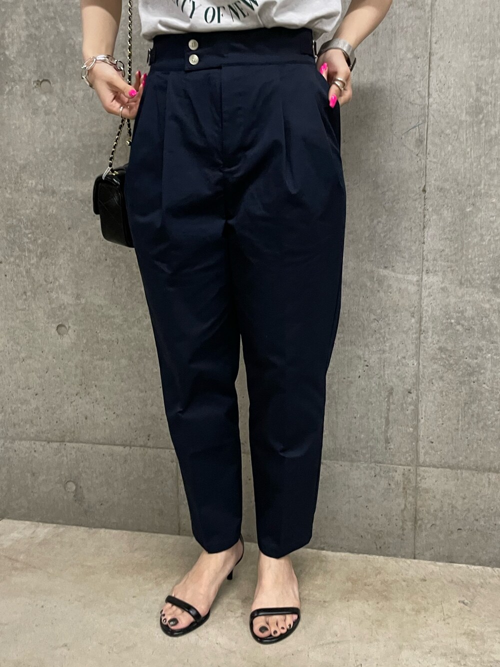 ブラック系のTシャツ/カットソー、ブルー系のその他パンツを着用したレディースの春コーディネートの5枚目の写真