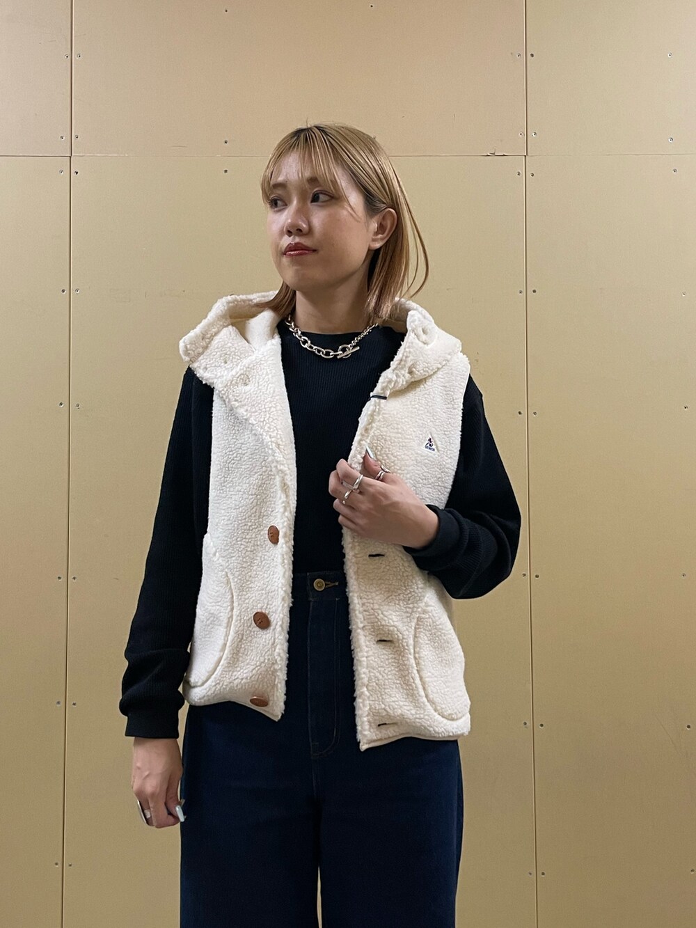 ホワイト系のブルゾンを着用したレディースの秋コーディネートの3枚目の写真