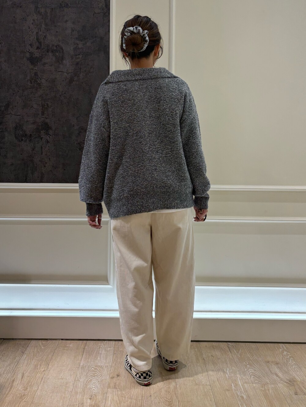 ホワイト系のその他パンツ、グレー系のカーディガン/ボレロ、ホワイト系のTシャツ/カットソーを着用したレディースの秋コーディネートの3枚目の写真