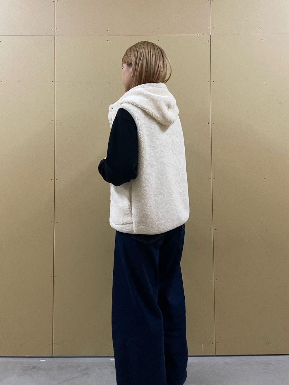 ホワイト系のブルゾンを着用したレディースの秋コーディネートの2枚目の写真