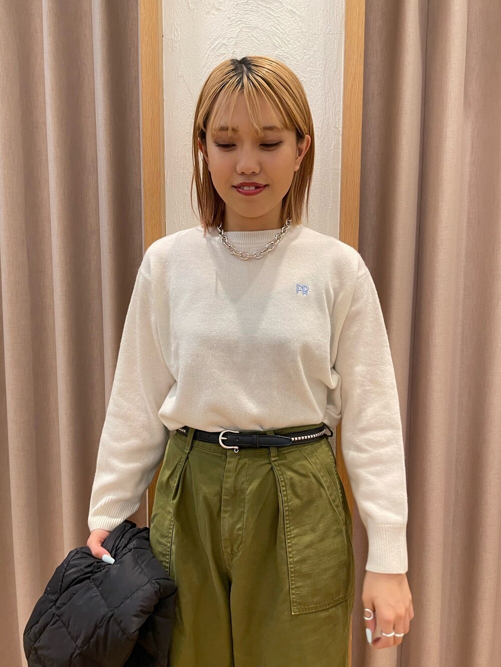 ベージュ系のダウンジャケット/コート、ホワイト系のニット/セーターを着用したレディースの秋コーディネートの3枚目の写真