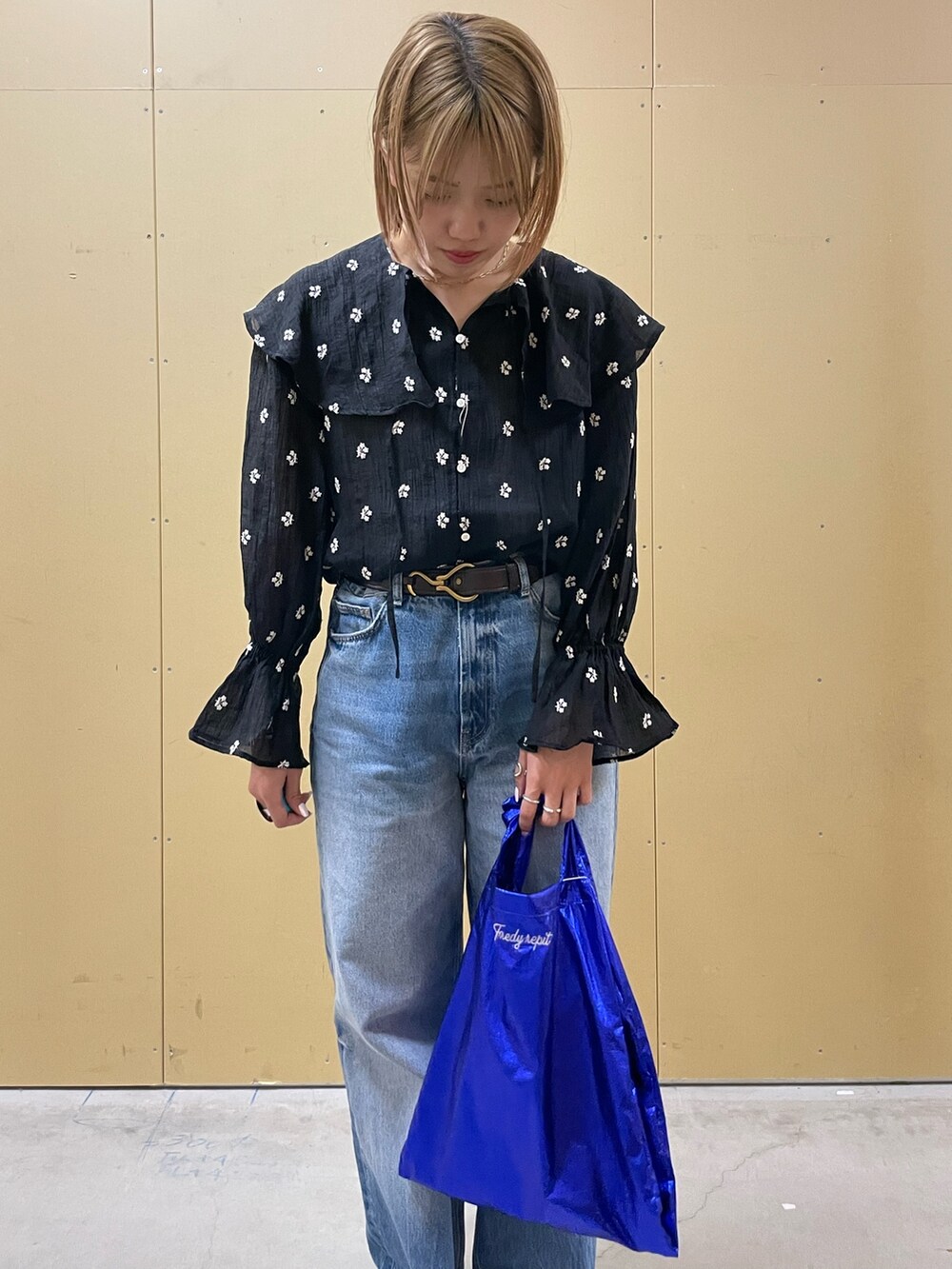 ホワイト系のシャツ/ブラウス、ベージュ系のサンダル、ブルー系のトートバッグを着用したレディースの夏コーディネートの4枚目の写真