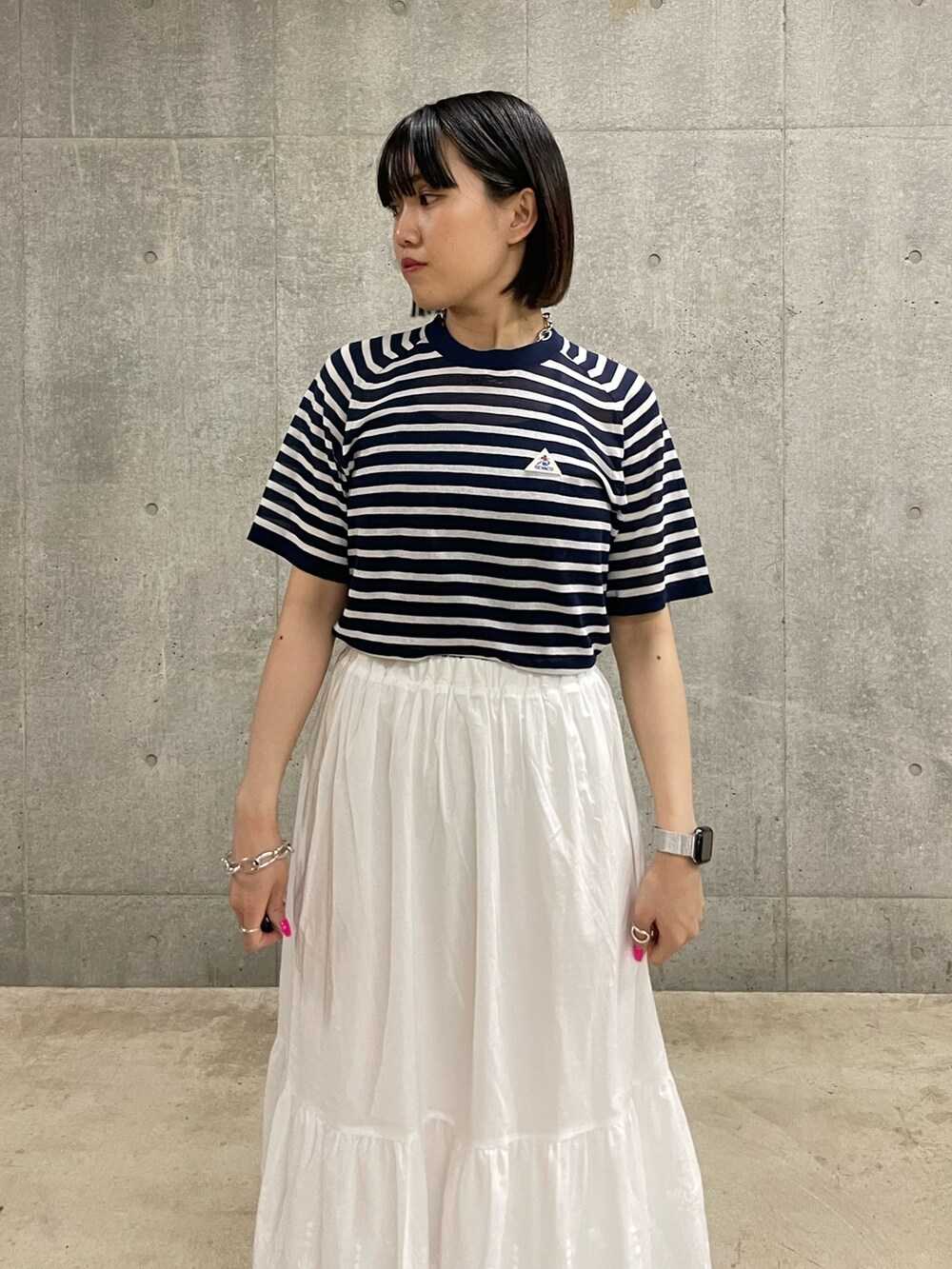 ホワイト系のスカート、ブルー系のTシャツ/カットソーを着用したレディースの夏コーディネートの4枚目の写真