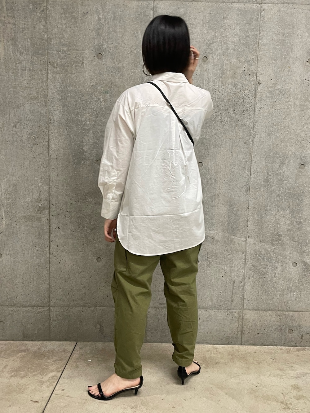 ホワイト系のシャツ/ブラウス、グリーン系のカーゴパンツ、ブラック系のショルダーバッグを着用したレディースの春コーディネートの3枚目の写真