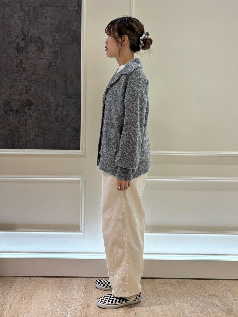 ホワイト系のその他パンツ、グレー系のカーディガン/ボレロ、ホワイト系のTシャツ/カットソーを着用したレディースの秋コーディネートの2枚目の写真