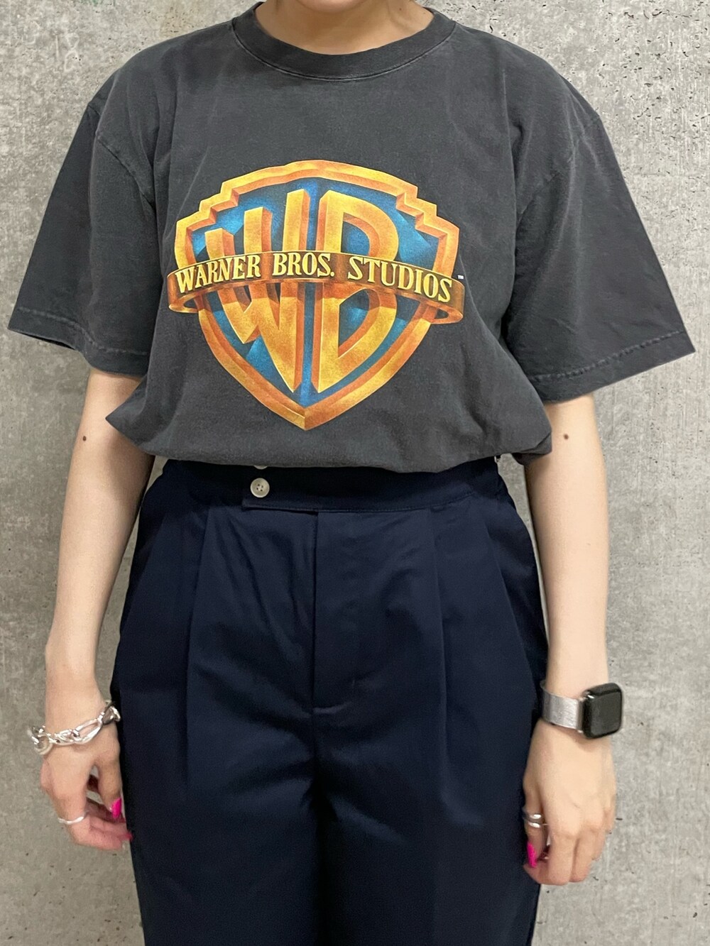 ブラック系のTシャツ/カットソー、ブルー系のその他パンツを着用したレディースの春コーディネートの4枚目の写真