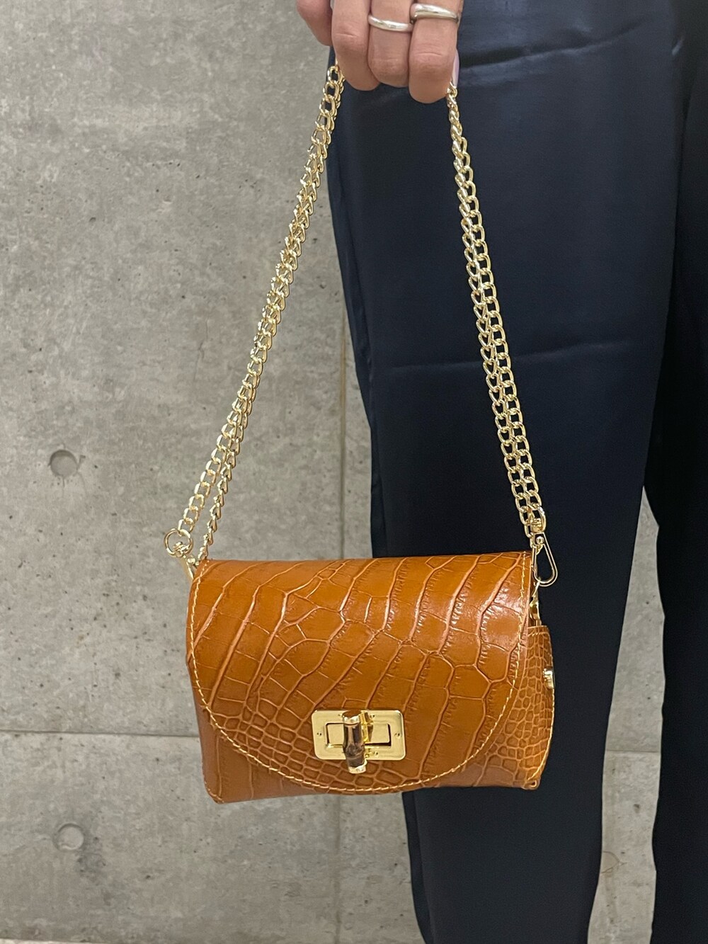 ホワイト系のカーディガン/ボレロ、ブラウン系のショルダーバッグを着用したレディースの春コーディネートの4枚目の写真