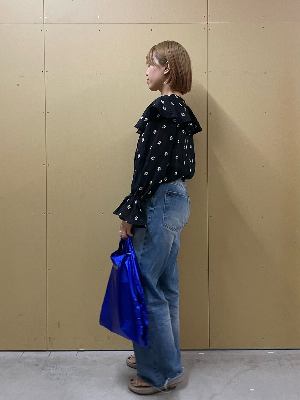 ホワイト系のシャツ/ブラウス、ベージュ系のサンダル、ブルー系のトートバッグを着用したレディースの夏コーディネートの2枚目の写真