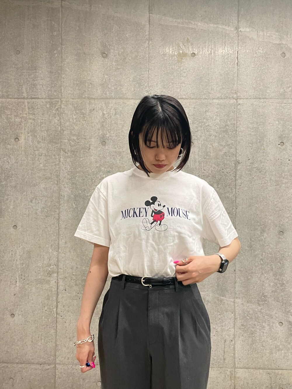 ホワイト系のTシャツ/カットソーを着用したレディースの夏コーディネートの3枚目の写真