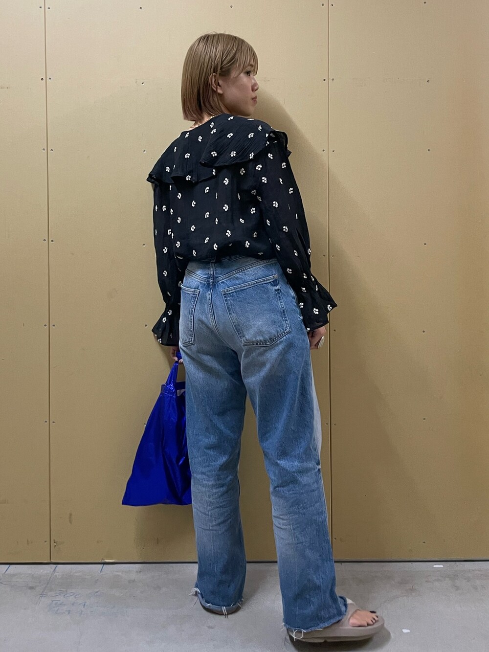 ホワイト系のシャツ/ブラウス、ベージュ系のサンダル、ブルー系のトートバッグを着用したレディースの夏コーディネートの3枚目の写真