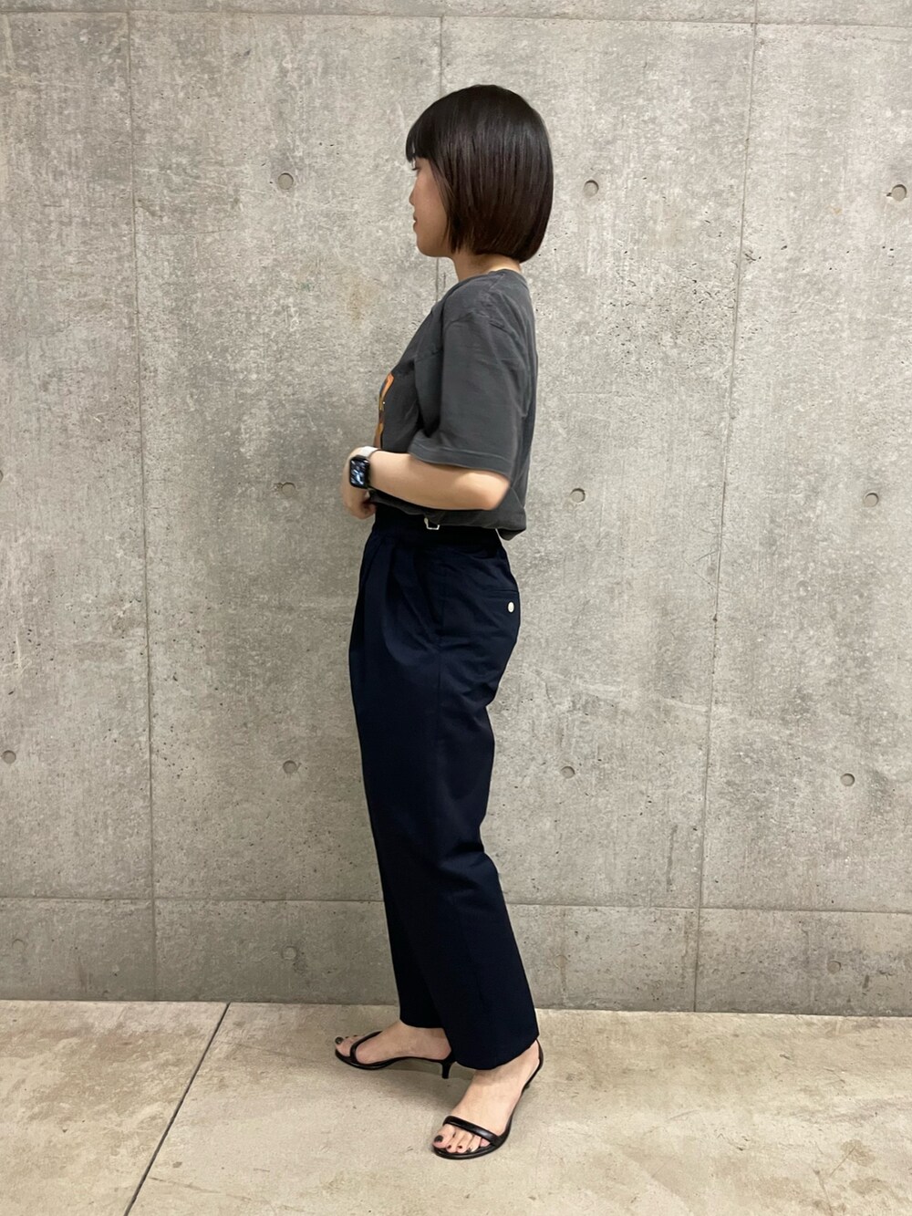 ブラック系のTシャツ/カットソー、ブルー系のその他パンツを着用したレディースの春コーディネートの2枚目の写真