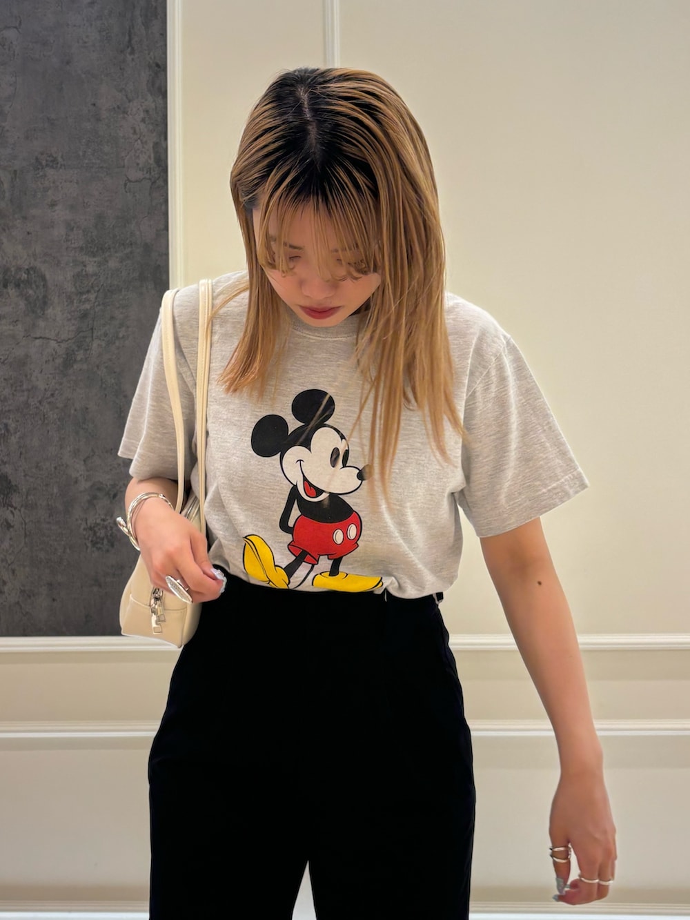 ブラック系のチノパンツ、ブラック系のサンダルを着用したレディースの夏コーディネートの5枚目の写真