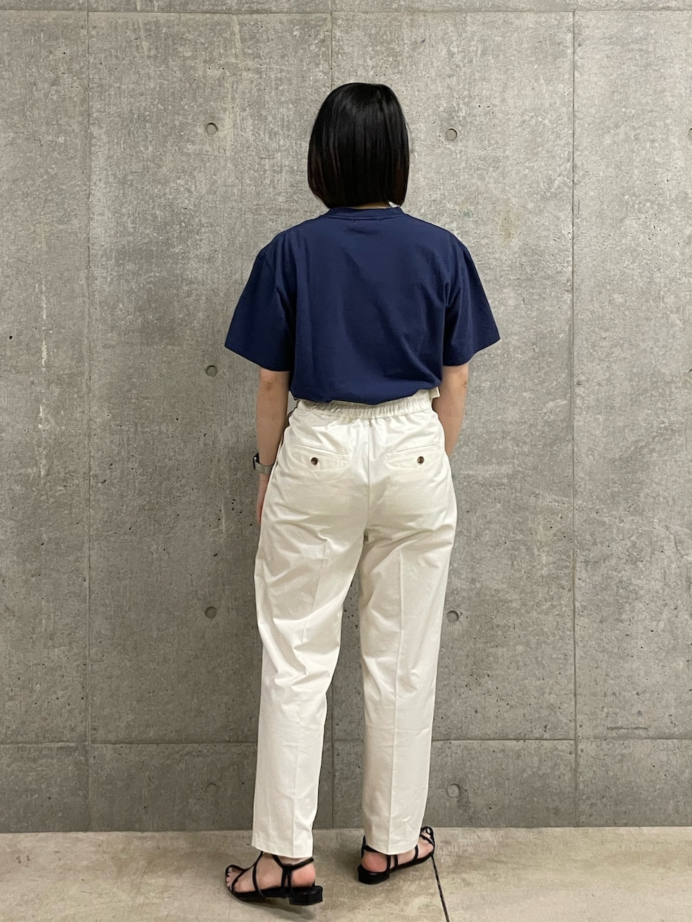 ブルー系のTシャツ/カットソー、ブルー系のその他パンツを着用したレディースの夏コーディネートの2枚目の写真