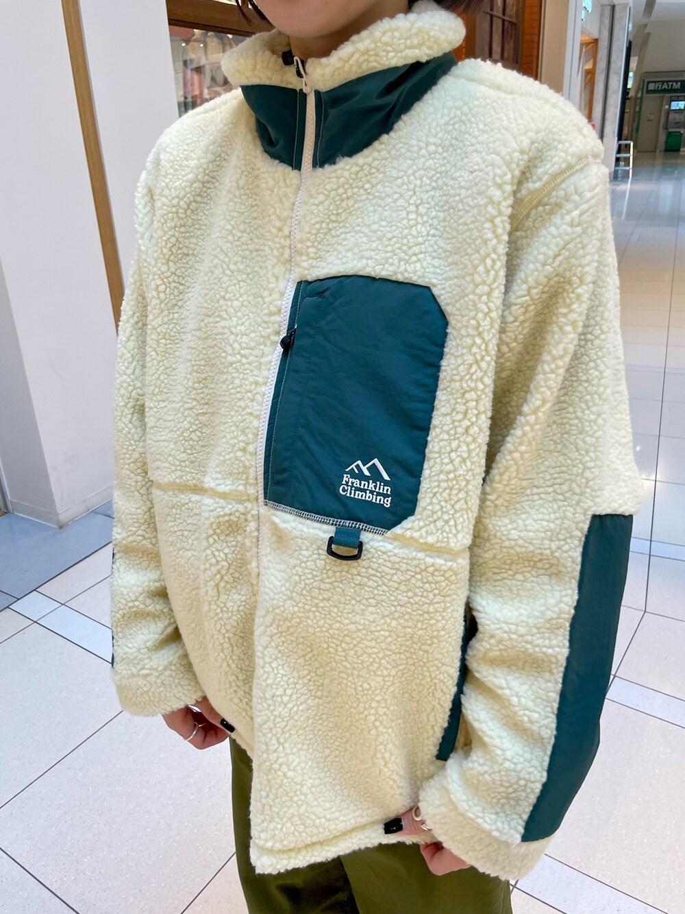 ホワイト系のブルゾンを着用したレディースの冬コーディネートの4枚目の写真