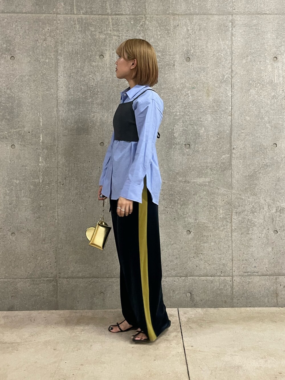 「シャツスタイル、シャツ、ビスチェ、メタルバッグ、おでかけコーデ、秋服準備はじめました、秋服、ラインパンツ、大人カジュアル、パンツコーデ、着回しコーデ、フレディアンドグロスター、FREDY&GLOSTER、ボブ、金髪」｜「fredy emueの刺繍入りBasicシャツ（シャツ/ブラウス、ブルー系）」を使った、yoshimiさん（レディース・163cm）の夏コーディネートの2枚目の写真