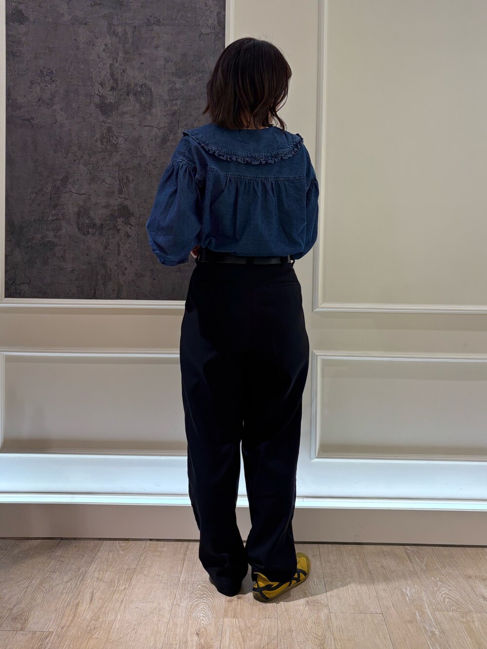 ブルー系のシャツ/ブラウスを着用したレディースの冬コーディネートの2枚目の写真